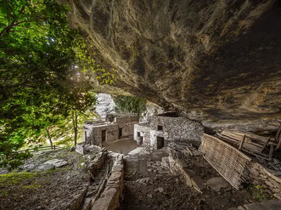 La fattoria di Balma Boves costruita sotto un'imponente roccia a strapiombo in Valle Po