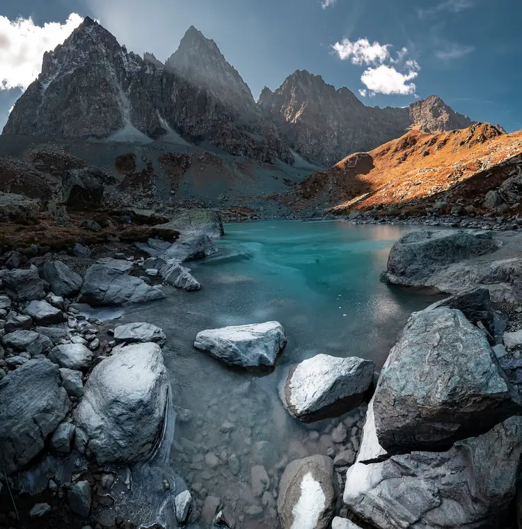 La parete nord del Monviso con un lago alpino in primo piano