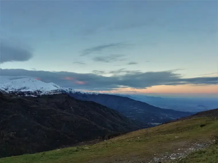 Vista al tramonto sulla vallata dalla zona sciistica di Pian Munè