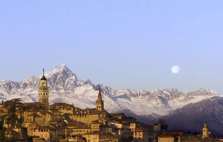 Il centro storico di Saluzzo con il Monviso innevato sullo sfondo
