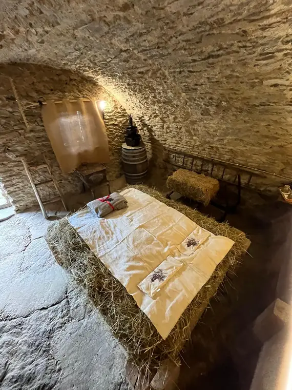 Letto di fieno nella grotta sensoriale del Giaciglio Rustico